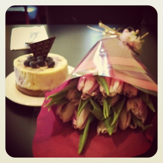 รูปภาพถ่ายที่ Finale Desserterie &amp; Bakery โดย Britni d. เมื่อ 4/5/2012