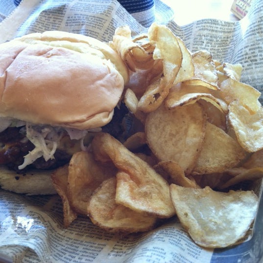 Снимок сделан в Jake&#39;s Wayback Burgers пользователем Tyler 6/15/2012