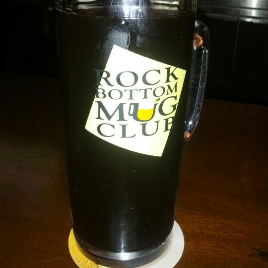 6/9/2012 tarihinde Robertziyaretçi tarafından Rock Bottom Restaurant &amp; Brewery'de çekilen fotoğraf