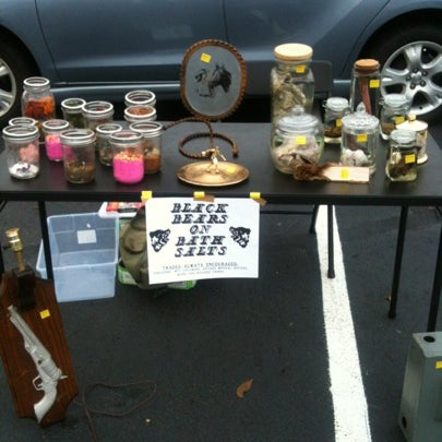 รูปภาพถ่ายที่ Beacon Flea Market โดย Ryan B. เมื่อ 7/29/2012