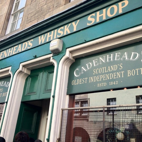 รูปภาพถ่ายที่ Cadenhead&#39;s Whisky Shop โดย Leonard K. เมื่อ 8/22/2012