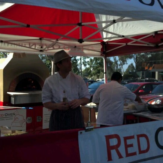 Foto tomada en Red Oven - Artisanal Pizza and Pasta  por Donna P. el 2/24/2012