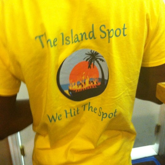 รูปภาพถ่ายที่ The Island Spot โดย J K. เมื่อ 6/22/2012