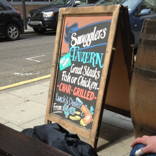 รูปภาพถ่ายที่ Smugglers Tavern โดย London L. เมื่อ 4/30/2012