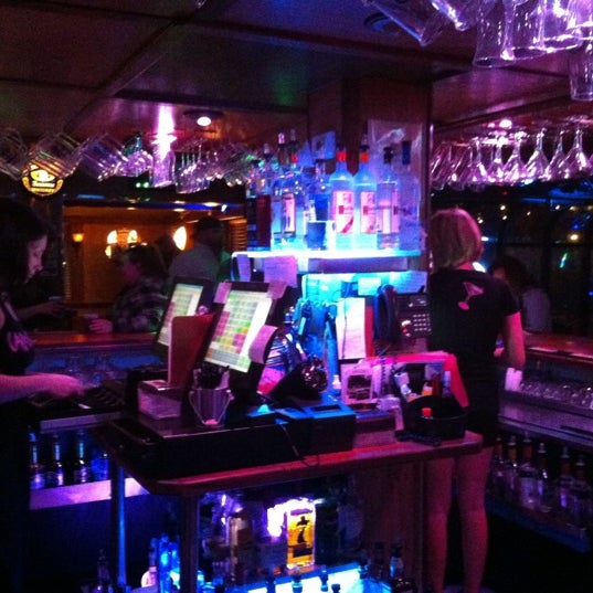 Photo taken at Carvetti&#39;s Grill &amp; Tap House by Aaron B. on 5/5/2012