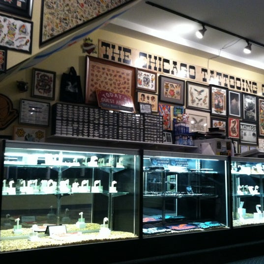 รูปภาพถ่ายที่ The Chicago Tattoo and Piercing Co. โดย Matt A. เมื่อ 4/29/2012