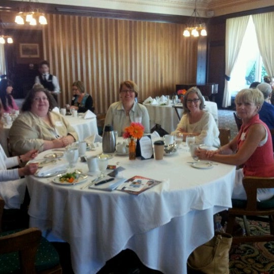 Foto diambil di The Union Club of British Columbia oleh Fiona P. pada 7/4/2012