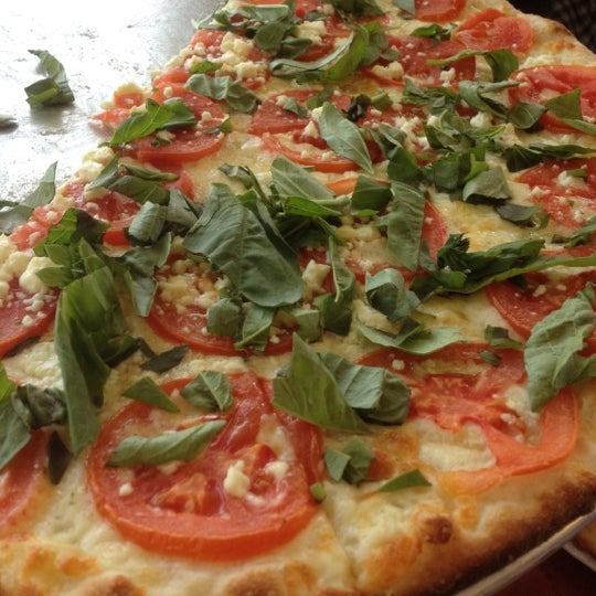 Снимок сделан в Mamma s Brick Oven Pizza &amp; Pasta пользователем Kelly L. 3/24/2012