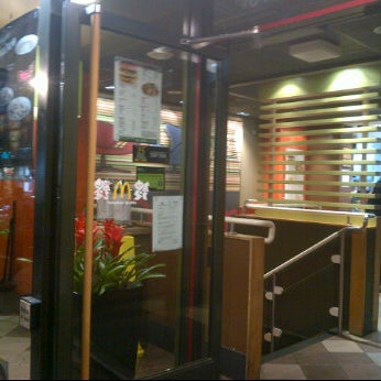 Foto tirada no(a) McDonald&#39;s por &#39;Mish3al :. em 9/5/2012