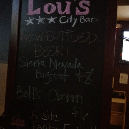 รูปภาพถ่ายที่ Lou&#39;s City Bar โดย Regi W. เมื่อ 9/2/2012