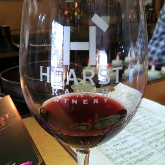 2/12/2012 tarihinde Lindsay at Cass Wineryziyaretçi tarafından Hearst Ranch Winery'de çekilen fotoğraf