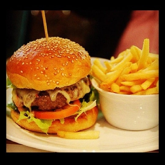 8/8/2012 tarihinde R.A.S ..ziyaretçi tarafından Barney&#39;s Burger'de çekilen fotoğraf