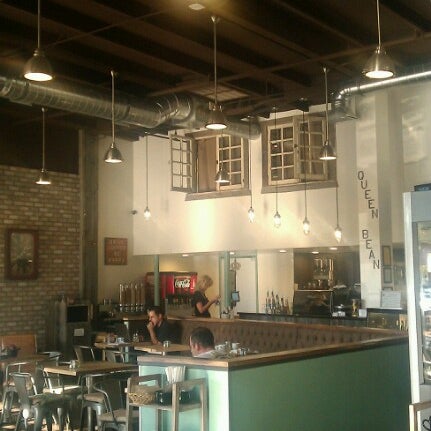 8/3/2012 tarihinde Aaron W.ziyaretçi tarafından Queen Bean Caffe'de çekilen fotoğraf