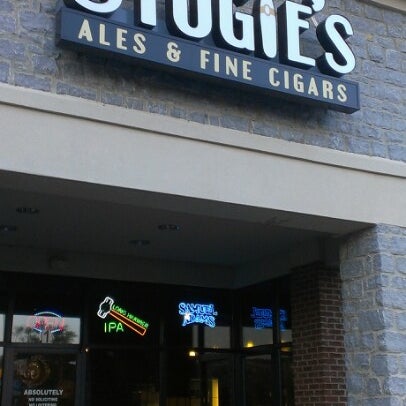 Foto tirada no(a) Crown Cigars and Ales por Leslie L. em 7/27/2012
