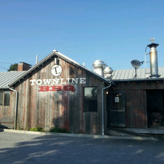 6/10/2012 tarihinde Sarah G.ziyaretçi tarafından Townline BBQ'de çekilen fotoğraf
