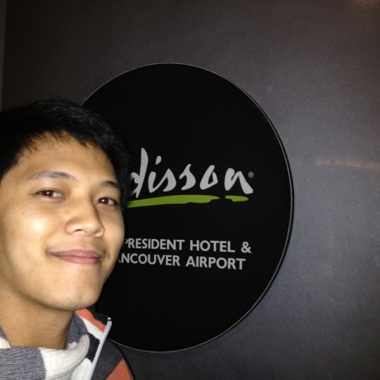 Foto diambil di Radisson Hotel Vancouver Airport oleh Jordan T. pada 2/11/2012