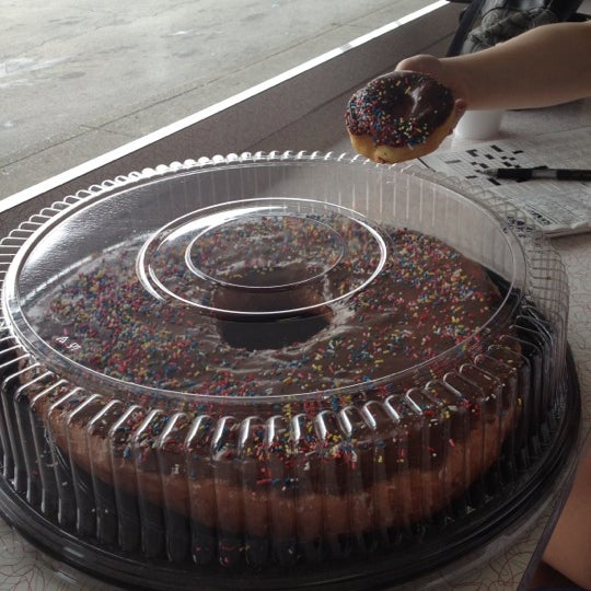 4/5/2012 tarihinde Alexa K.ziyaretçi tarafından Donut Den'de çekilen fotoğraf