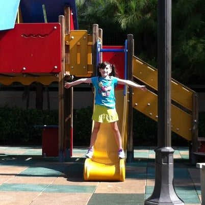 7/31/2012 tarihinde Mia P.ziyaretçi tarafından Victoria Gardens Playground'de çekilen fotoğraf