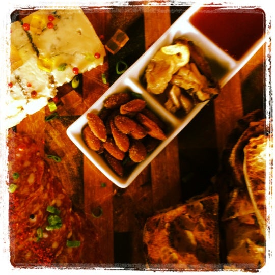 4/5/2012 tarihinde Tipsy T.ziyaretçi tarafından The Local Craft Food and Drink'de çekilen fotoğraf
