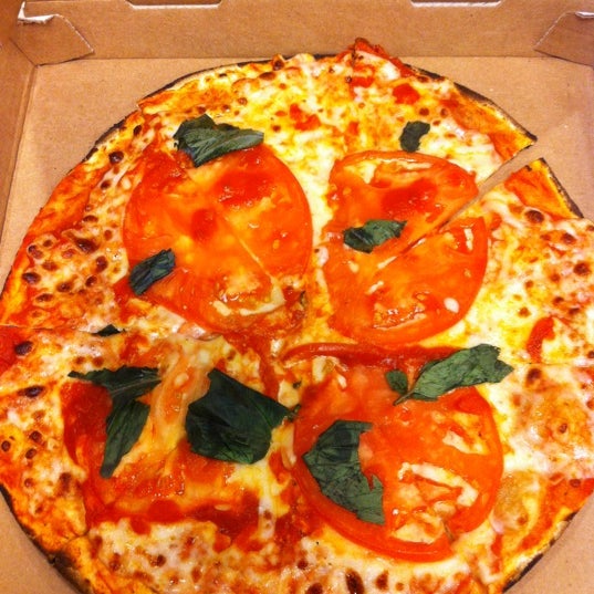 Foto diambil di The Eddie&#39;s Pizza Truck oleh Jen C. pada 5/1/2012