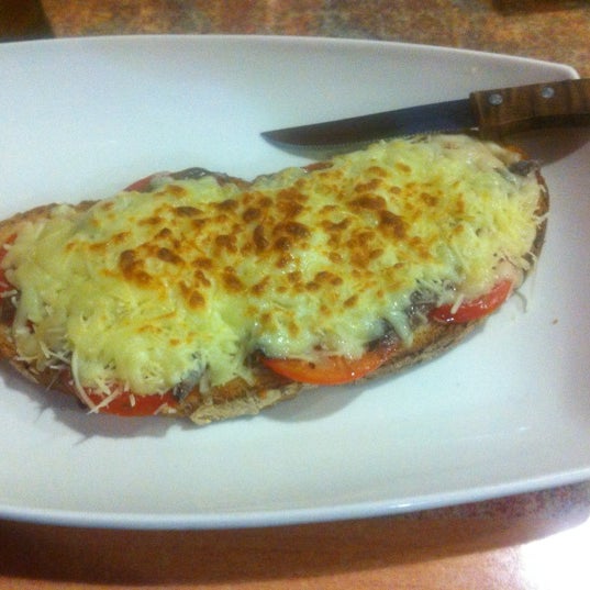 Torrada de anchoas, tomate y queso rallado, mozzarela y especias.