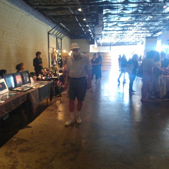 Foto scattata a Dallas Handmade Arts Market da Brandon C. il 9/1/2012