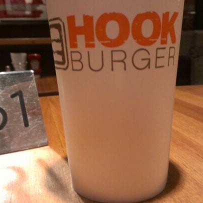 Foto tomada en Hook Burger Bistro  por Peter V. el 7/11/2012