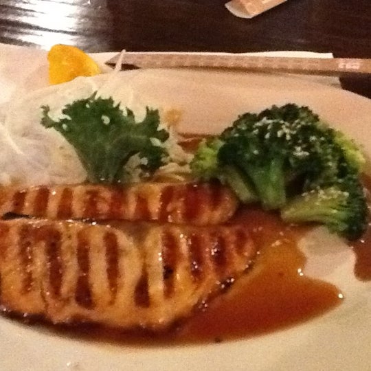 5/12/2012 tarihinde Ngân P.ziyaretçi tarafından Sakura Restaurant &amp; Sushi Bar'de çekilen fotoğraf