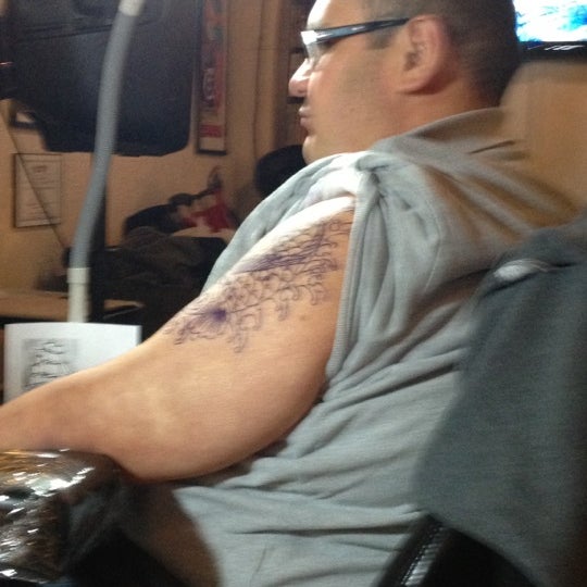 2/12/2012にNicole E.がRoyal Flesh Tattoo and Body Piercingで撮った写真