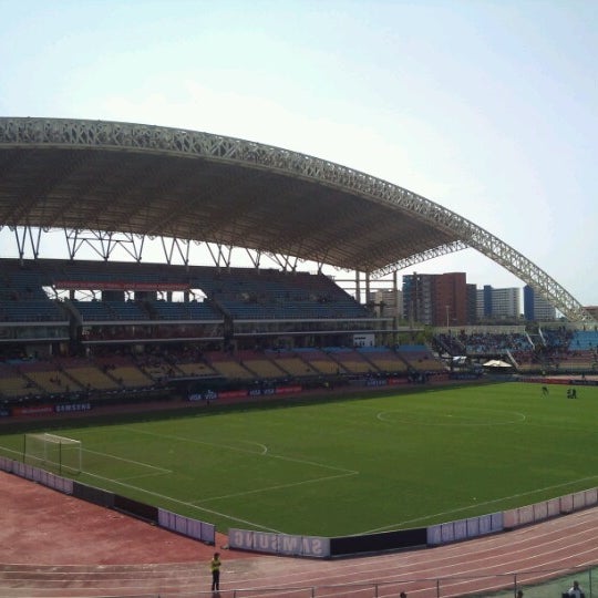Photo taken at Estadio Olímpico Gral. José Antonio Anzoátegui by Alvaro Omar M. on 6/9/2012