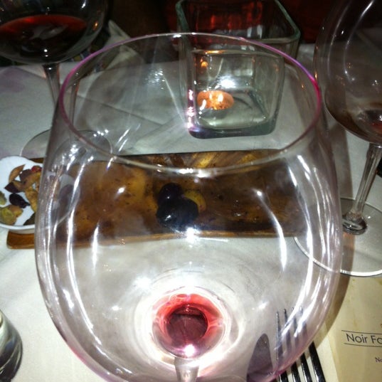 Foto tirada no(a) Noir Food &amp; Wine por Sloane M. em 8/18/2012