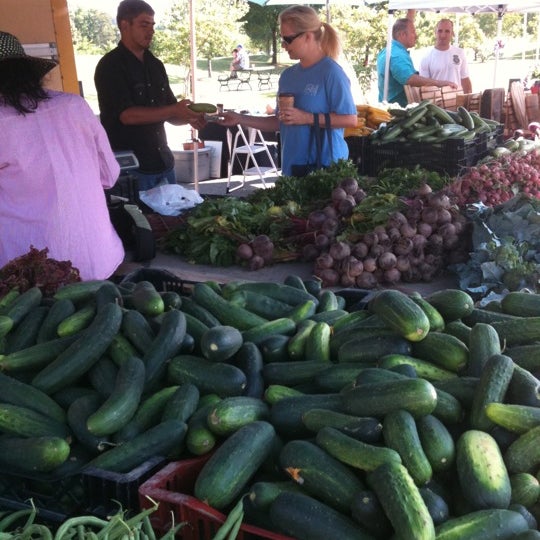 รูปภาพถ่ายที่ West End Farmers Market โดย Nicole G. เมื่อ 6/3/2012