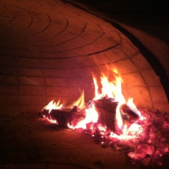 Foto tirada no(a) Fire Engine Pizza Company por Phil S. em 6/26/2012