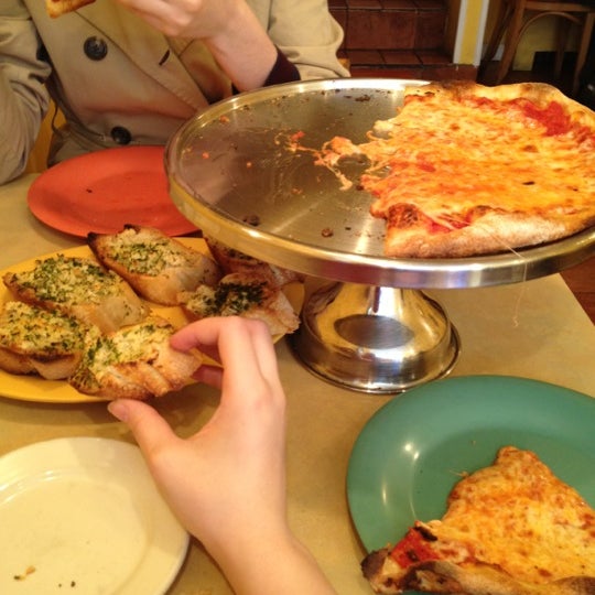 Снимок сделан в Mimi&#39;s Pizza Kitchen пользователем Jae F. 4/5/2012