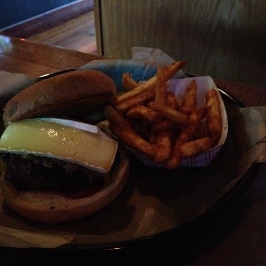 รูปภาพถ่ายที่ Kickstand Burgers -n- Bar โดย Nathan เมื่อ 9/8/2012