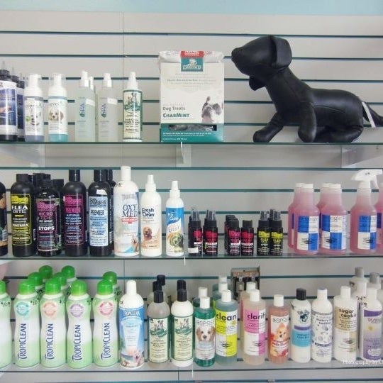 Foto scattata a Dunk&#39;n Dogs Dogwash and Professional Grooming da FireRedChris il 3/2/2012