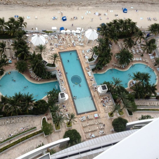 6/23/2012에 Dan M.님이 Pool at the Diplomat Beach Resort Hollywood, Curio Collection by Hilton에서 찍은 사진