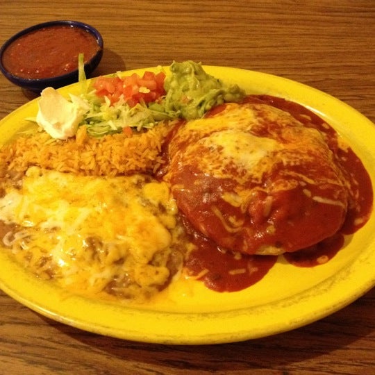 รูปภาพถ่ายที่ Los Cerritos Mexican Restaurant โดย Robert M. เมื่อ 4/20/2012