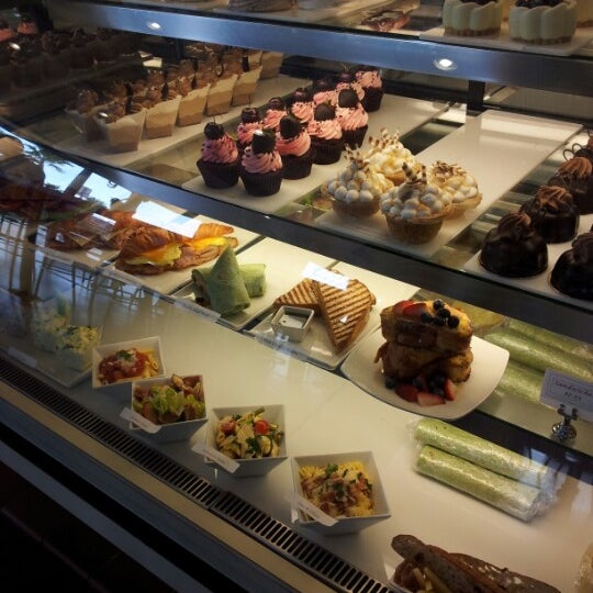 Das Foto wurde bei Rolling in Dough Bakery &amp; Cafe von Edison H. am 9/8/2012 aufgenommen