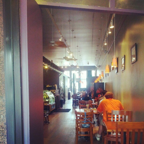 7/22/2012 tarihinde Ben C.ziyaretçi tarafından Aroma Cafe'de çekilen fotoğraf