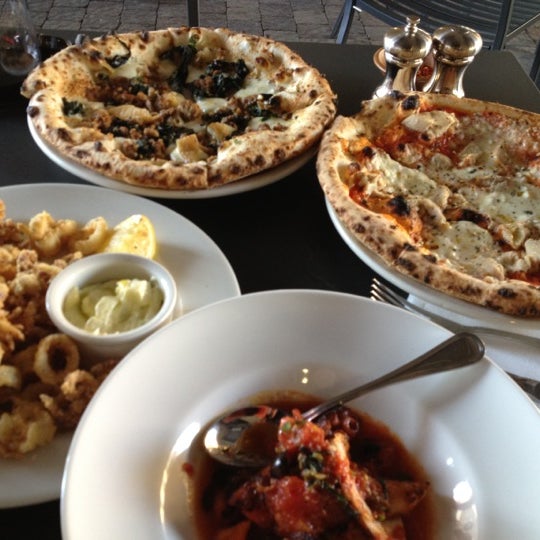 5/19/2012 tarihinde Scott F.ziyaretçi tarafından Rosso Pizzeria &amp; Mozzarella Bar'de çekilen fotoğraf