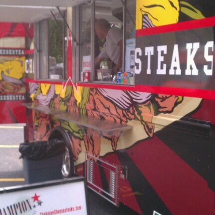 Foto tomada en Champion Cheesesteaks Food Truck  por bill c. el 5/3/2012