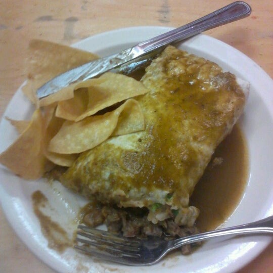 Foto diambil di Dos Burritos Mexican Restaurant oleh Louis R. pada 8/10/2012