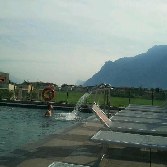 6/19/2012 tarihinde Traveltotasteziyaretçi tarafından Garda Thermae'de çekilen fotoğraf