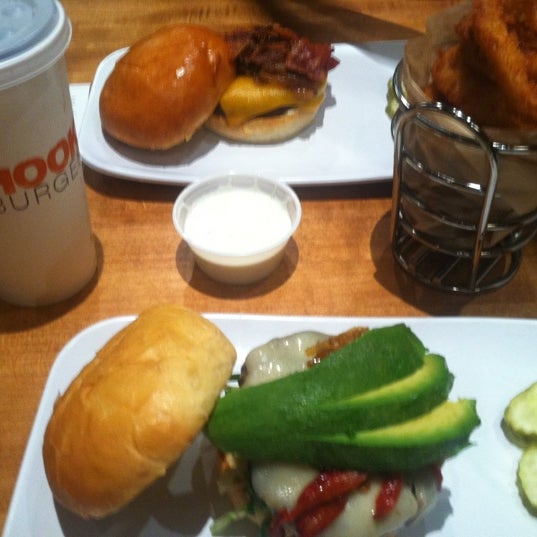 Foto scattata a Hook Burger Bistro da Michelle X. il 9/1/2012