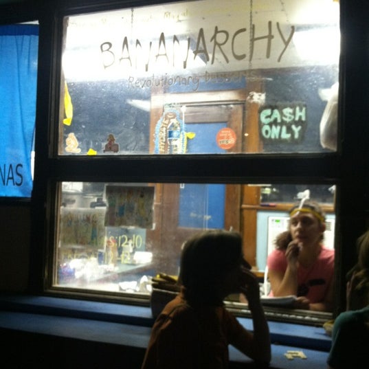 รูปภาพถ่ายที่ Bananarchy โดย Stephanie D. เมื่อ 7/7/2012