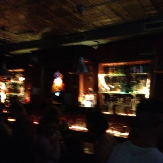 Foto tirada no(a) East River Bar por Michael J. em 7/28/2012