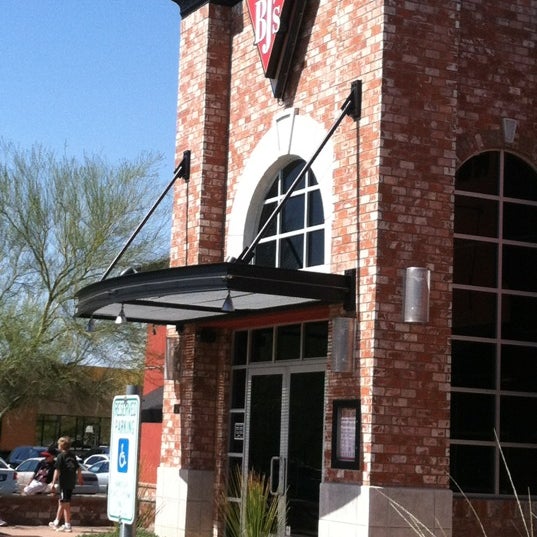 Foto scattata a BJ&#39;s Restaurant &amp; Brewhouse da Karen D. il 3/10/2012