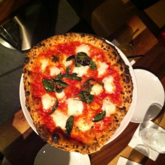 Foto tirada no(a) Cupola Pizzeria por Laura B. em 5/17/2012