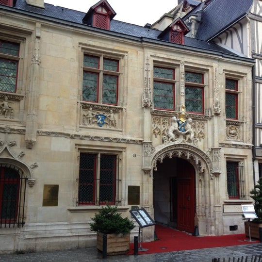 Foto scattata a Hôtel de Bourgtheroulde (Autograph Collection) da Nick B. il 7/14/2012